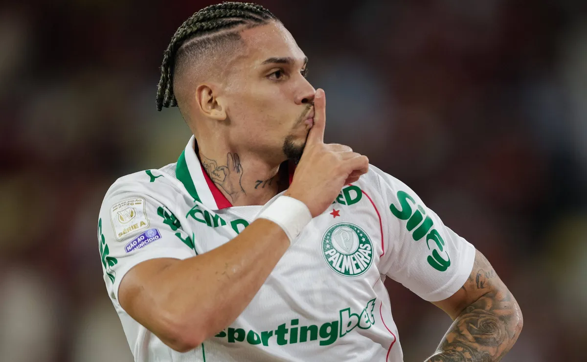 STJD volta atrás e suspende Paulinho, que desfalca Palmeiras após a Copa; Leila Pereira se revolta