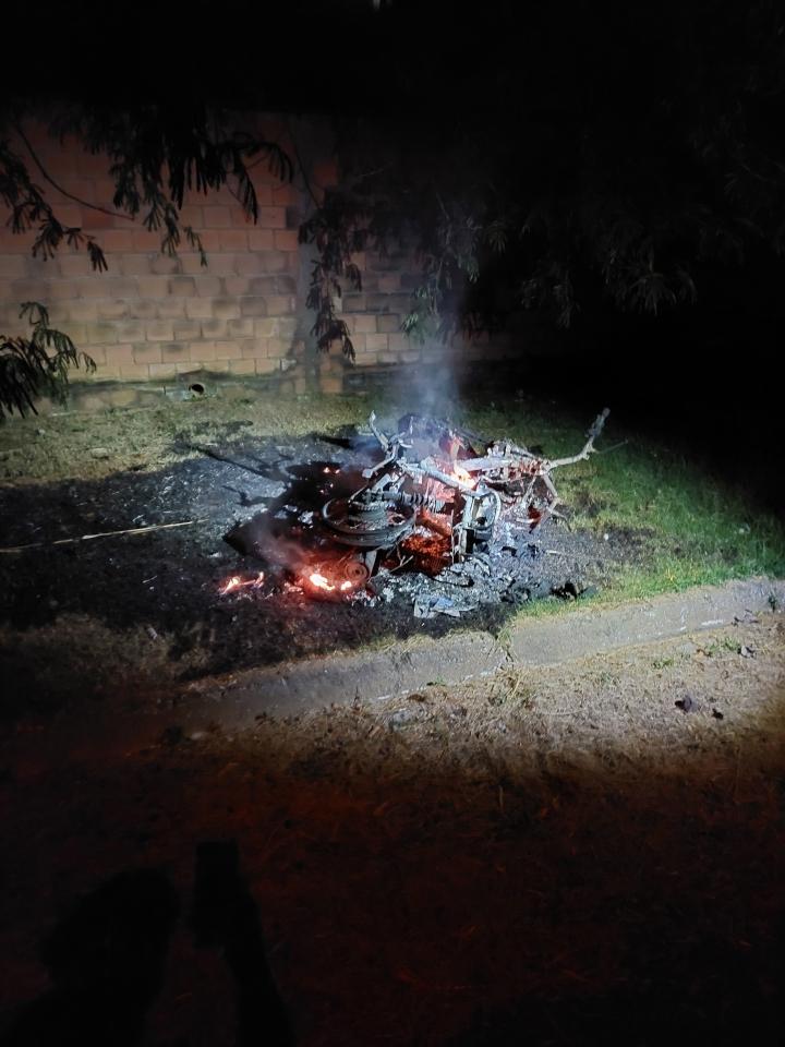 Governador Jorge Teixeira: Motocicleta é destruída por incêndio durante a madrugada
