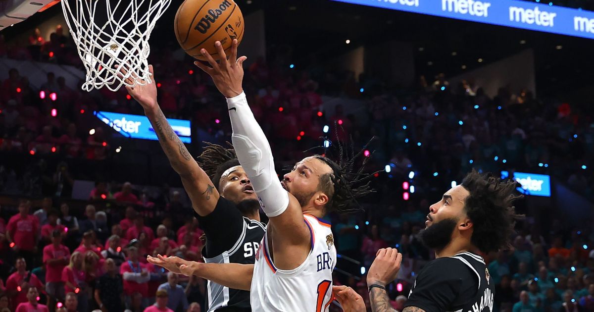 Brunson brilha, Knicks vence Spurs e abre vantagem nas finais da NBA