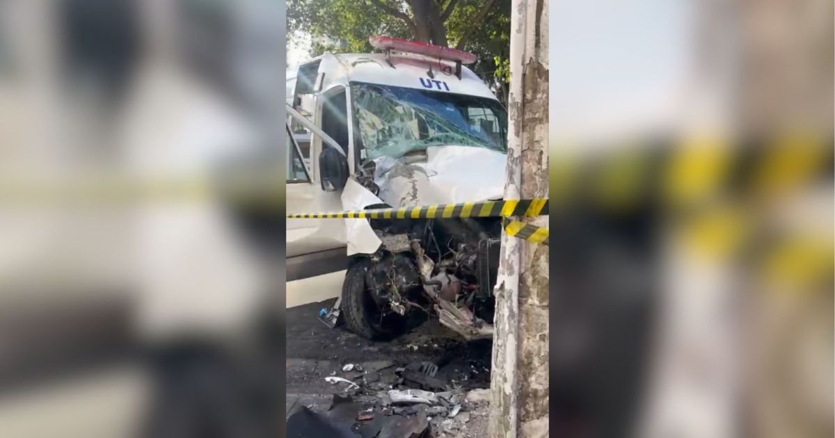 Paciente idosa morre após ambulância bater em poste na zona leste de SP