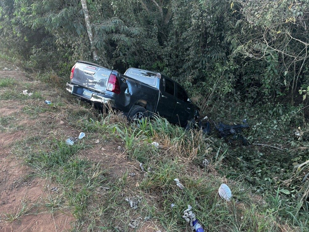 Jaru: Hilux capota às margens da BR-364 após motorista tentar evitar colisão traseira