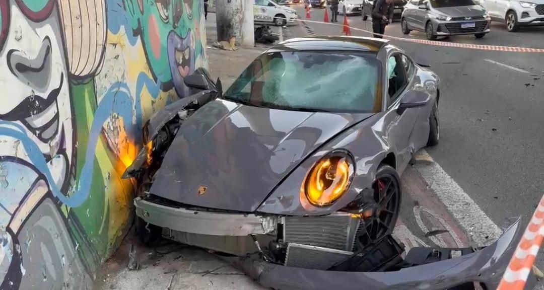 Porsche de influenciador em alta velocidade atinge carros e motos em SP