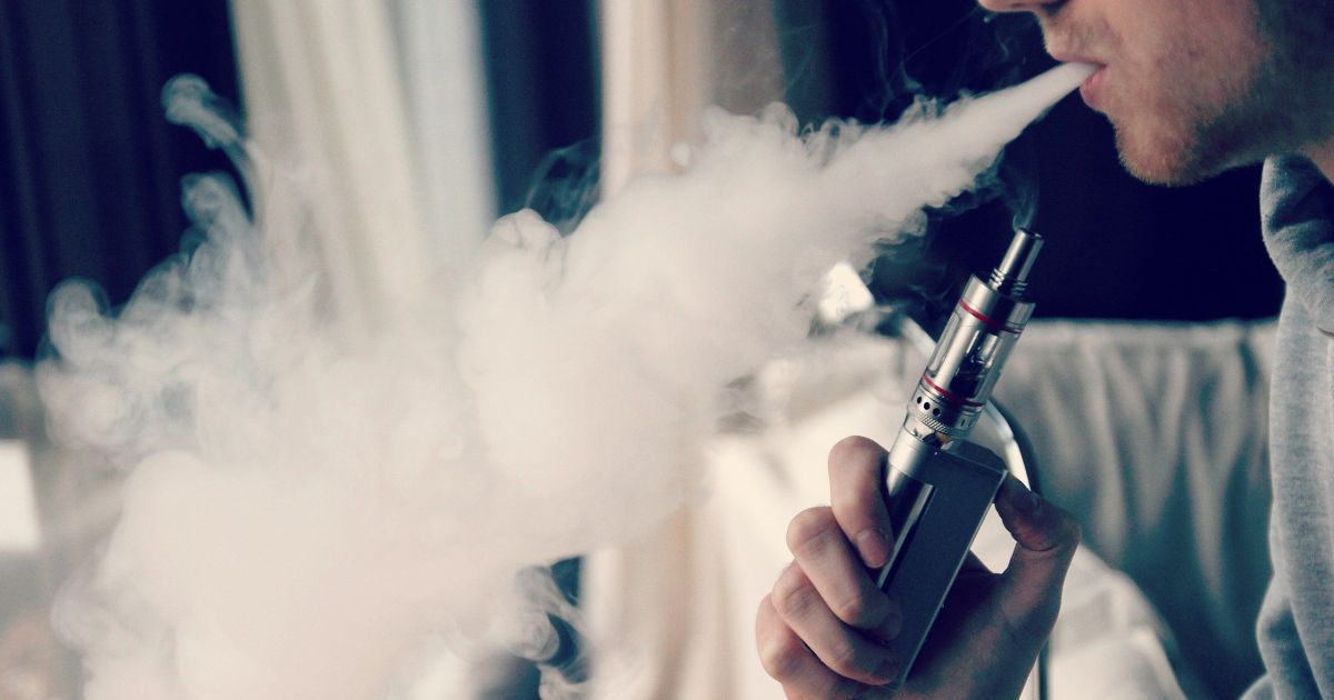 Você sabe o que o vape faz no pulmão? Dr. Kalil e infectologista explicam