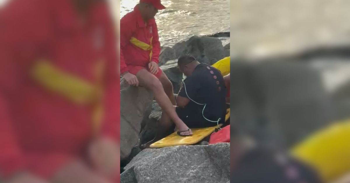 Boliviano fica preso em rochas ao tentar salvar documentos em praia de SP