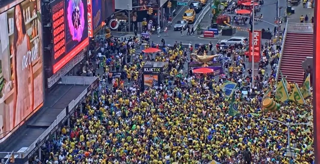 Às vésperas da estreia, brasileiros invadem a Times Square; veja vídeo