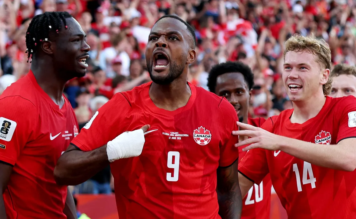 Cyle Larin: o artilheiro que saiu do banco para dar 1º ponto para o Canadá em Copas do Mundo