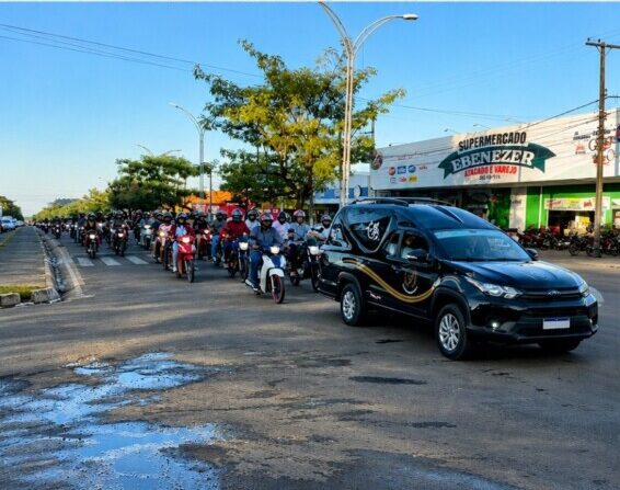 Jaru: Cortejo para sepultamento de jovens arrasta multidão pelas ruas da cidade