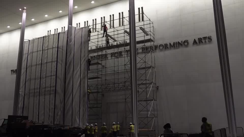Equipes removem nome de Trump do Kennedy Center após prazo judicial