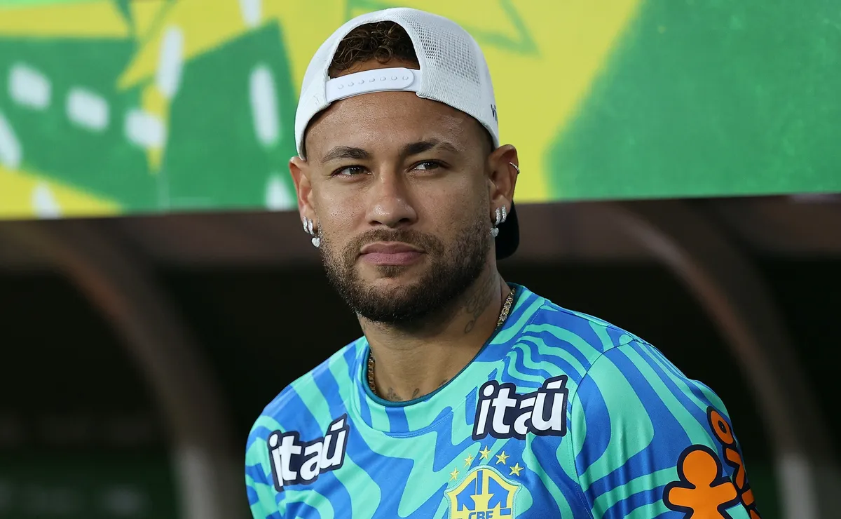 Neymar fica no banco na estreia do Brasil e dedicação nos bastidores chama atenção