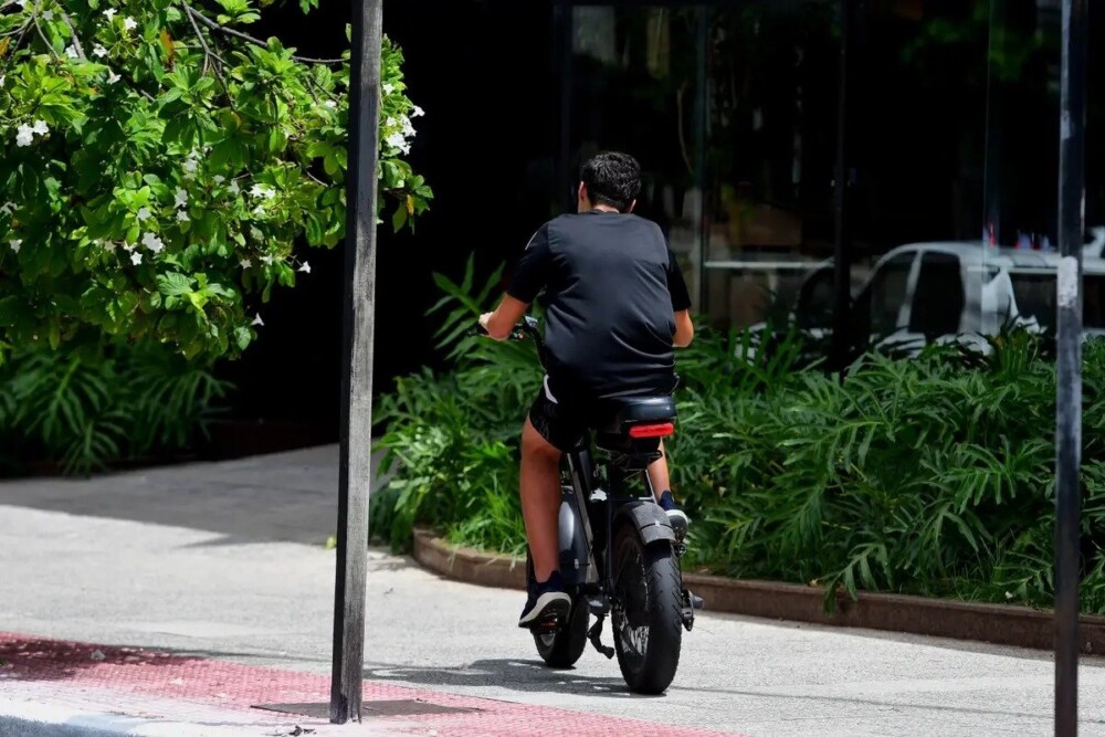 Jaru: Denúncia ao Ministério Público pede fiscalização sobre uso irregular de bicicletas elétricas e motorizadas