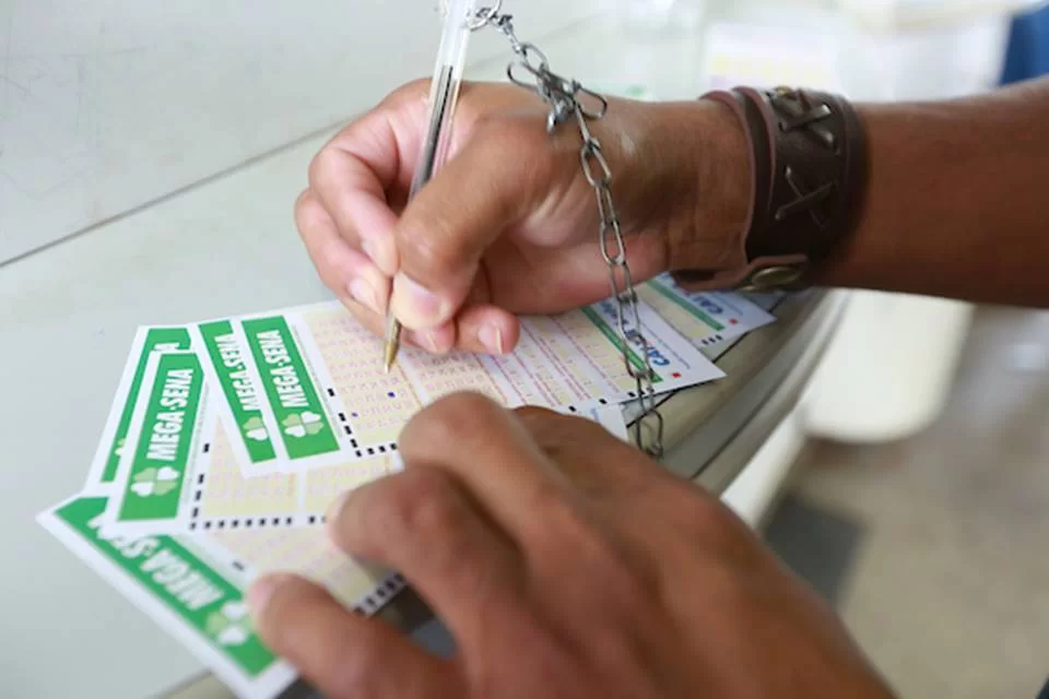 Mega-Sena acumula em R$ 16 milhões neste domingo