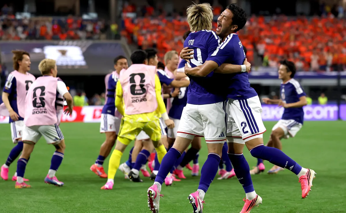 Japoneses fecham as ruas de Tóquio para comemorar empate dramático com a Holanda na Copa