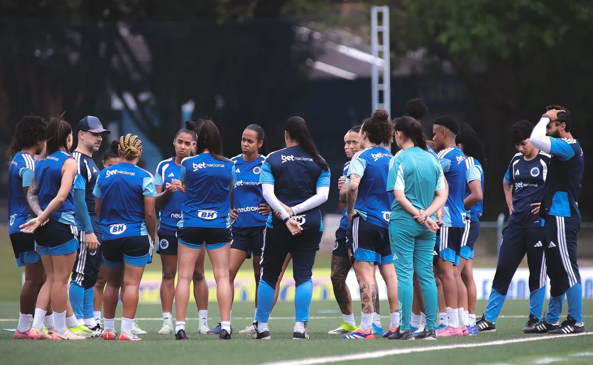Time feminino do Cruzeiro se reapresenta após férias e passa por avaliações físicas