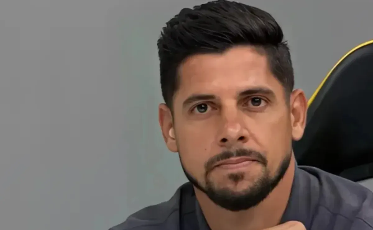 Cicinho defende mudanças na Seleção Brasileira e pede saída de Marquinhos do time titular