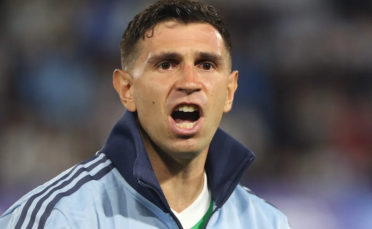 Scaloni confirma Dibu Martínez disponível para Argentina x Argélia: “Creio que vá jogar”