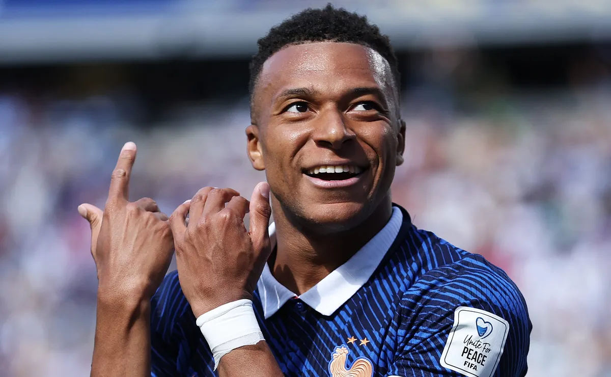 Mbappé brilha contra Senegal, passa Pelé e mantém invencibilidade em três Copas pela França