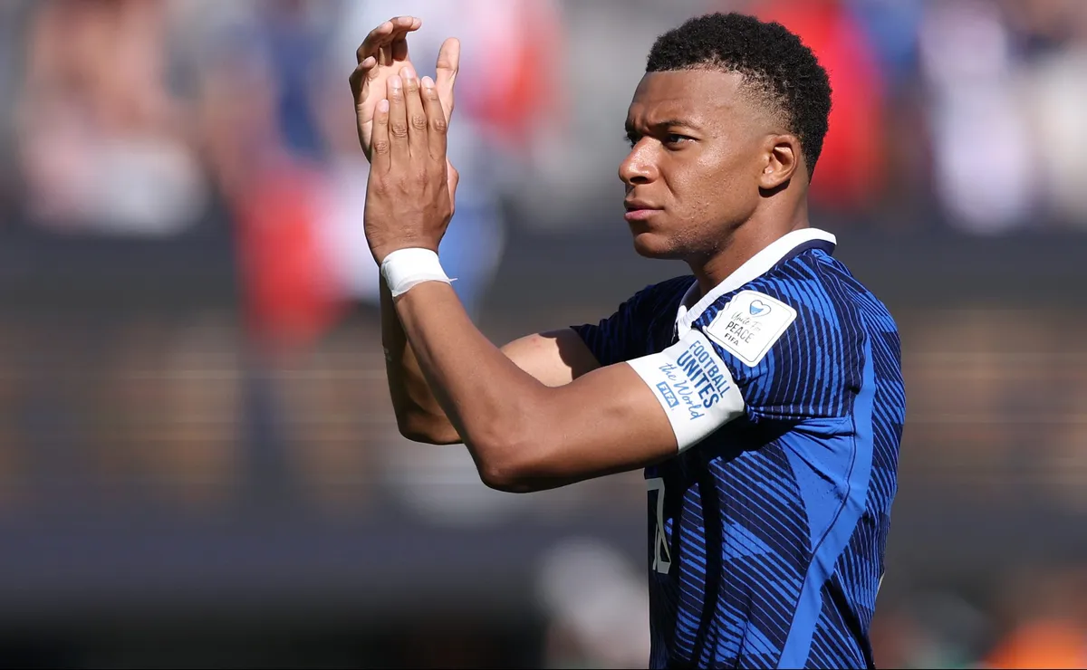 Mbappé enaltece Pelé após superar brasileiro na lista de artilheiros nas Copas: “É o rei”
