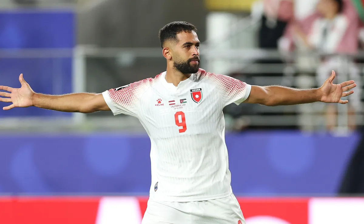 Ali Olwan anota o 1° gol da Jordânia em Copas do Mundo na estreia, contra a Áustria