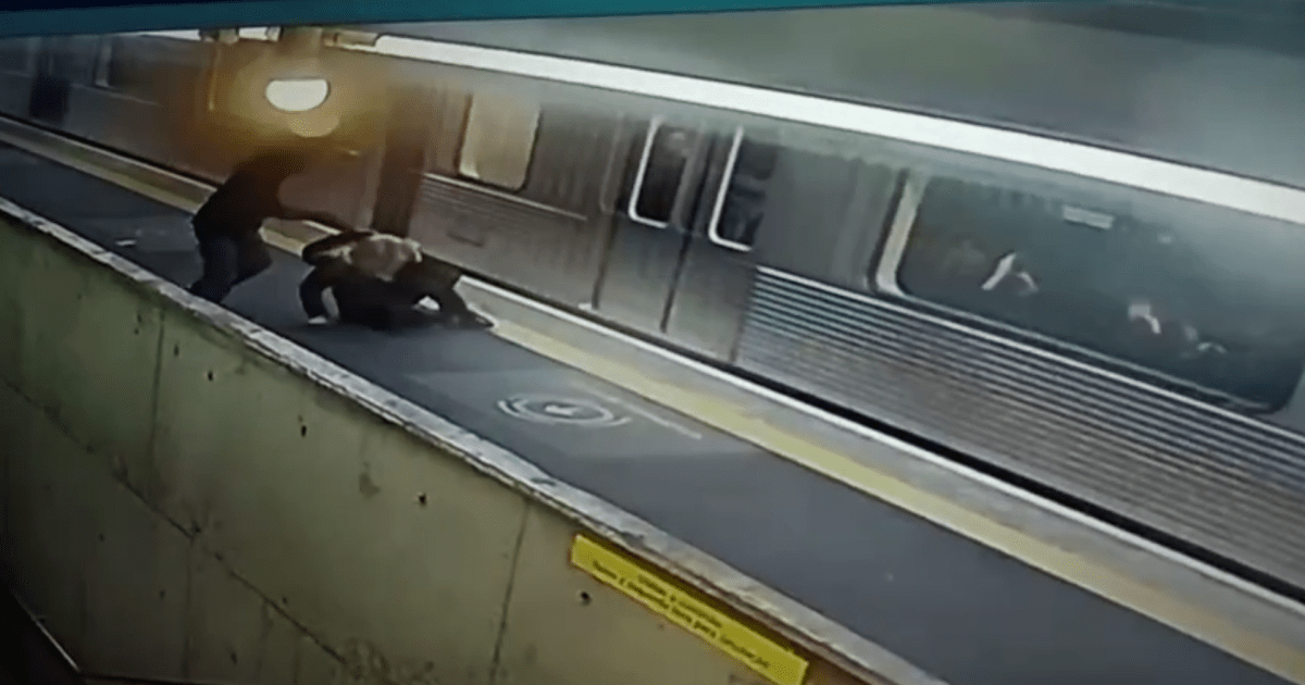Vídeo mostra homem perseguindo e espancando mulher em estação do Metrô