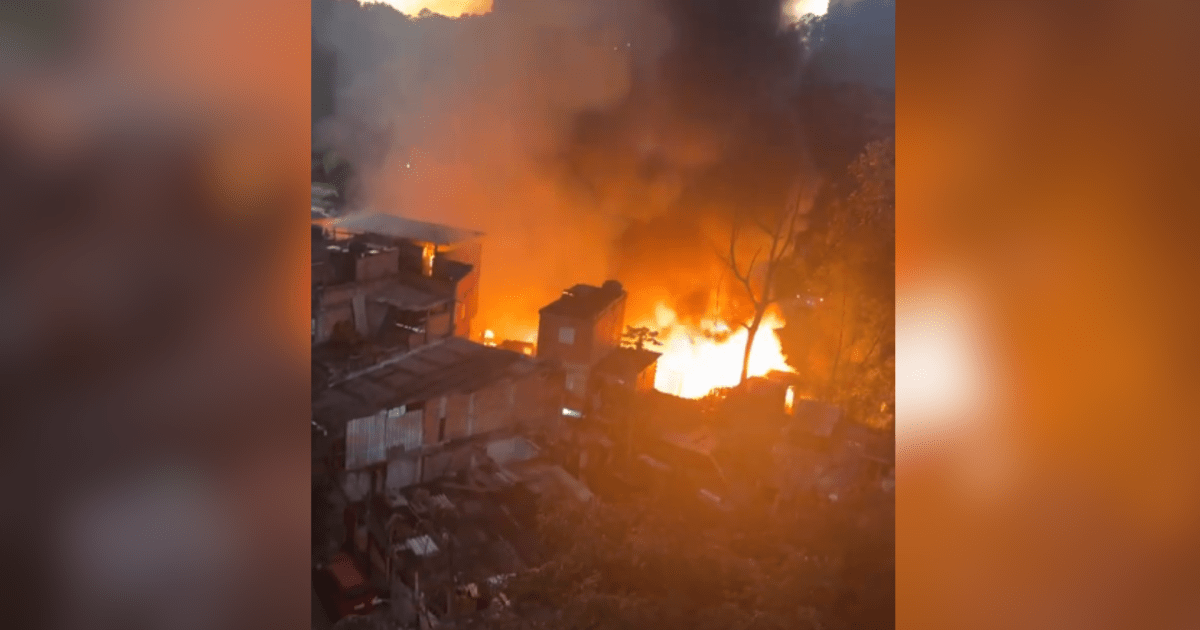 Incêndio de grandes proporções atinge casas em Paraisópolis (SP)