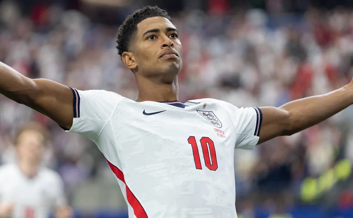 Bellingham comemora gol em estreia da Inglaterra na Copa: “Foi uma temporada longa”