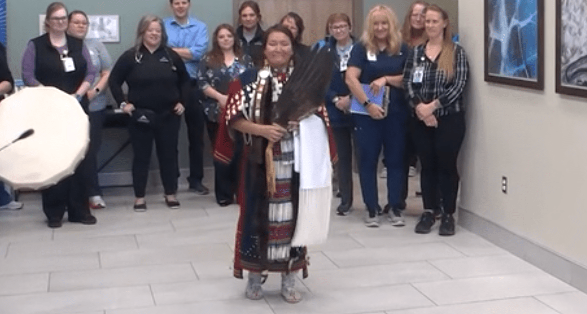 Mulher sobrevive a AVC e sai dançando de hospital