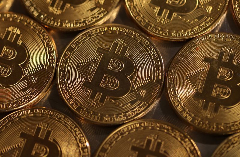 Bitcoin cai com aposta de alta nos juros diante de Fed mais duro
