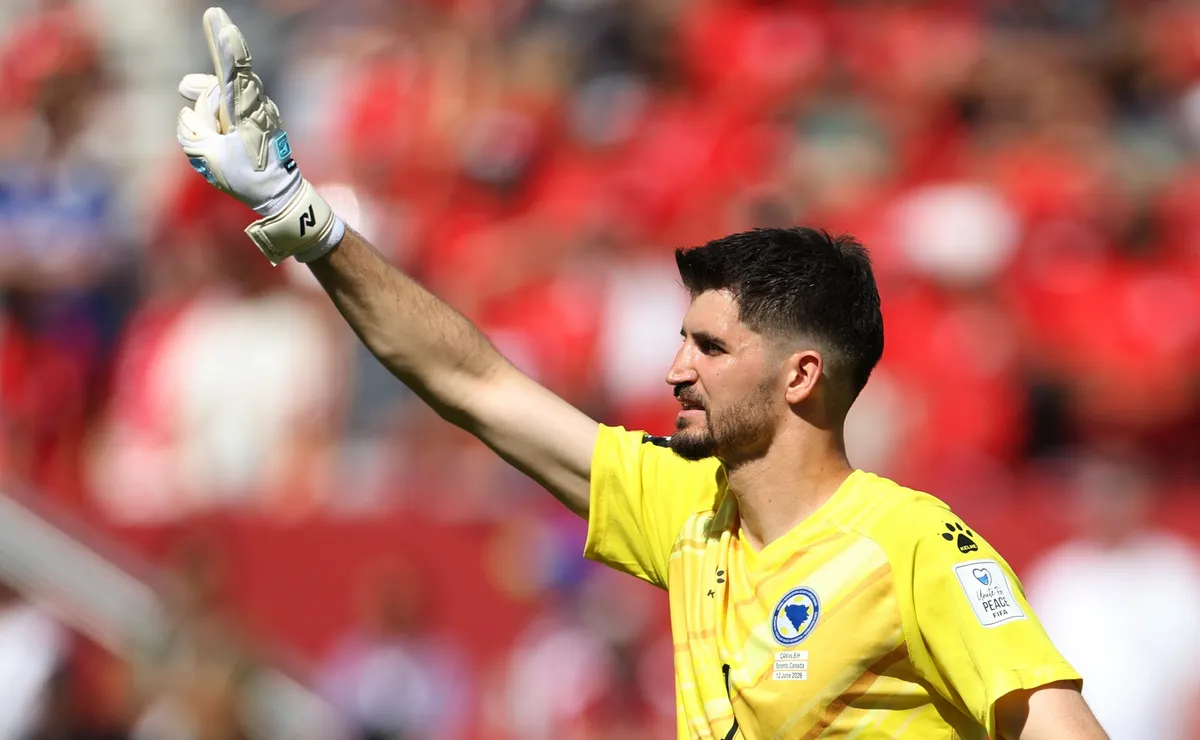 Defesa acrobática de goleiro da Bósnia e Herzegovina encanta em derrota para a Suíça na Copa do Mundo