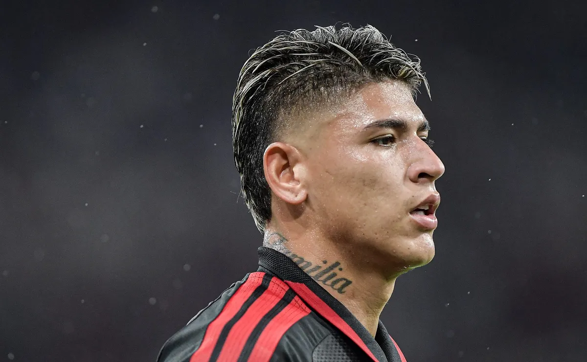 Carrascal pede para sair do Flamengo, mas diretoria vai esperar propostas do exterior, revela jornalista