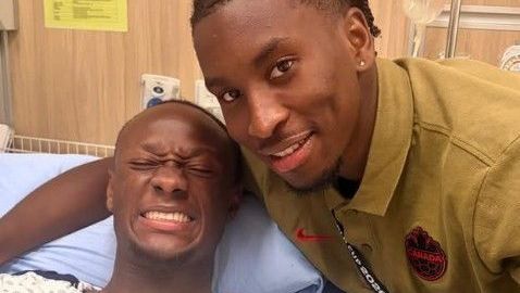 Zagueiro do Canadá posta foto com Koné no hospital