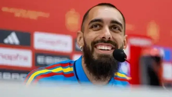 Borja Iglesias é barrado por segurança em concentração da Copa