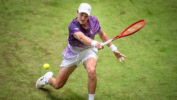 Semifinal de duplas de João Fonseca em Halle é adiada para sábado
