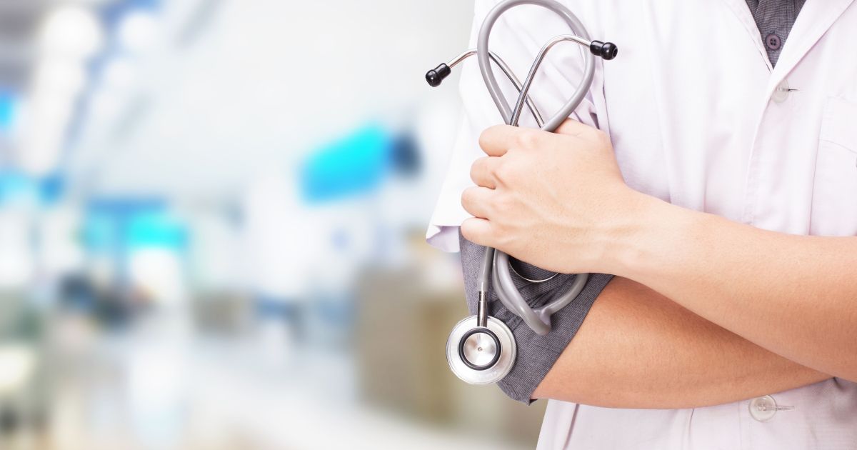 Médico é preso no PR por ameaças e fazer sala de hospital de apartamento