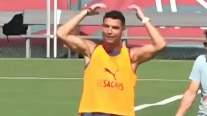 Cristiano Ronaldo faz gesto inusitado à imprensa em treino de Portugal