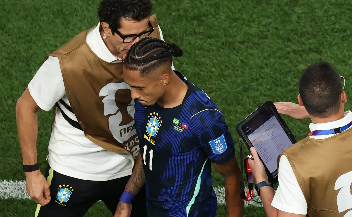 Raphinha coloca mão na coxa e deixa o jogo da Seleção Brasileira na Copa com risco de lesão