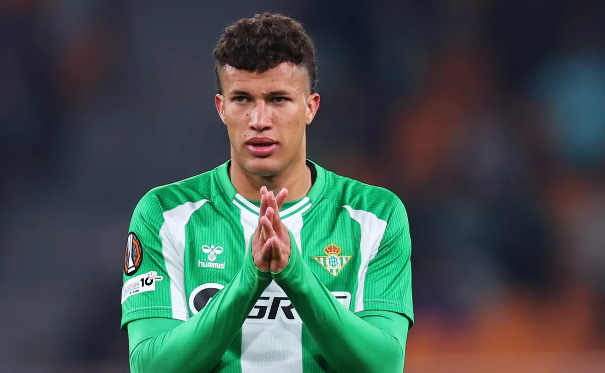 Vasco avança por Nelson Deossa, do Betis; Admar Lopes viaja à Espanha e negócio entra na reta final