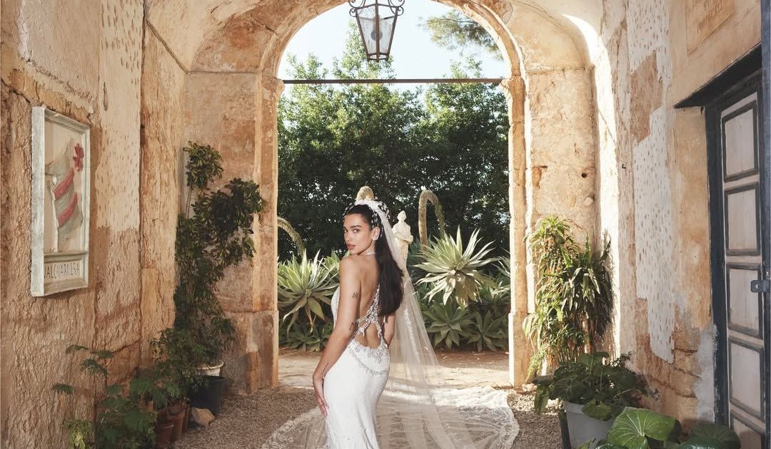 Dua Lipa compartilha fotos inéditas de festa de casamento: “Sr. &amp; Sra.”