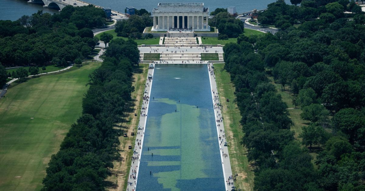 Sem provas, Trump alega que espelho d’água em Washington foi vandalizado