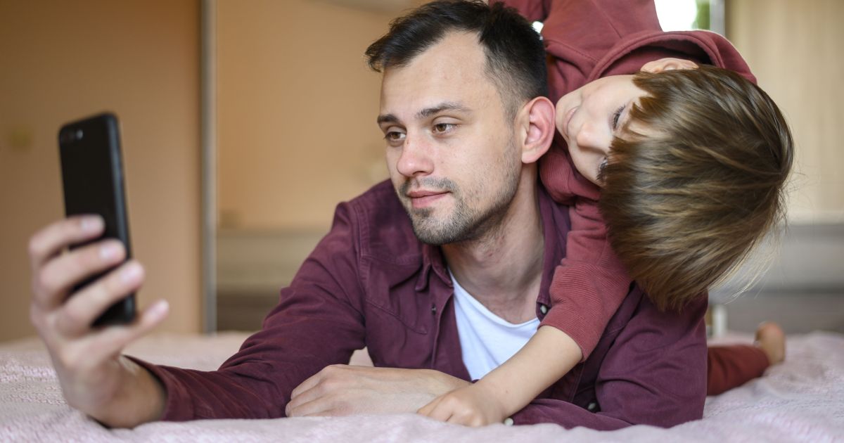 Uso de celular por pais afeta vínculos com filhos adolescentes