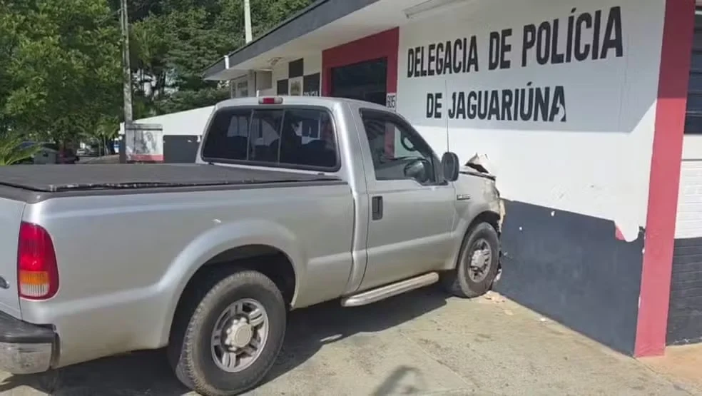Caminhonete invade Delegacia em Jaguariúna e escrivã e motorista ficam feridos