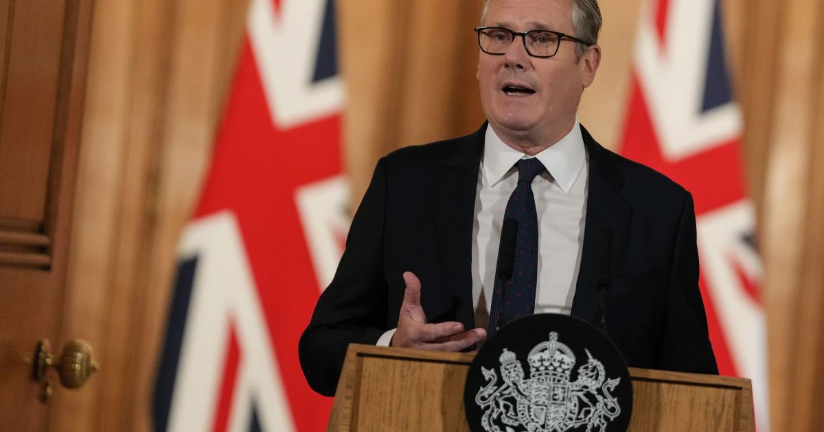 Keir Starmer anuncia que vai renunciar ao cargo de premiê britânico