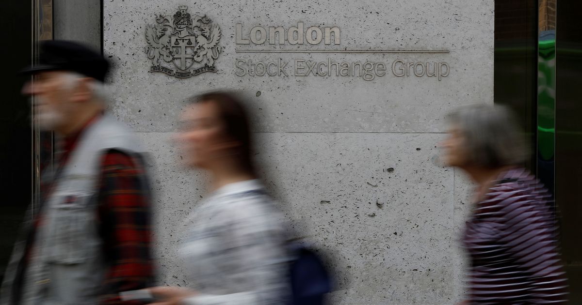 Bolsas da Europa recuam com liquidação global de ações de tecnologia