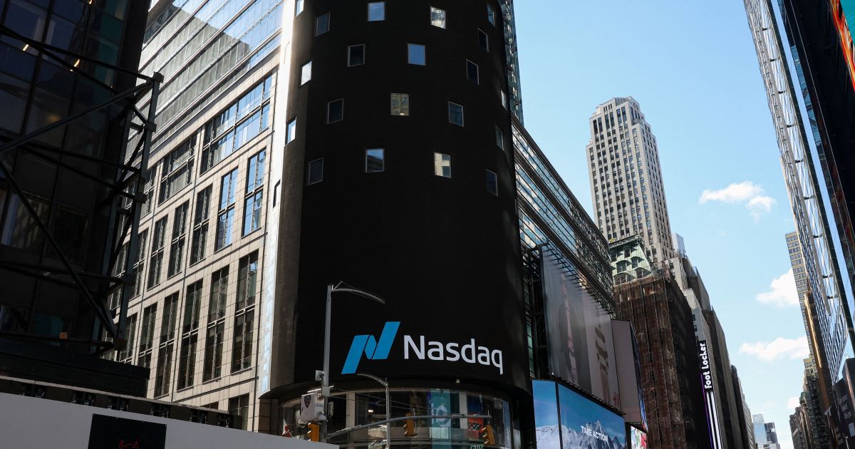 Wall Street opera mista com queda em ações de big techs