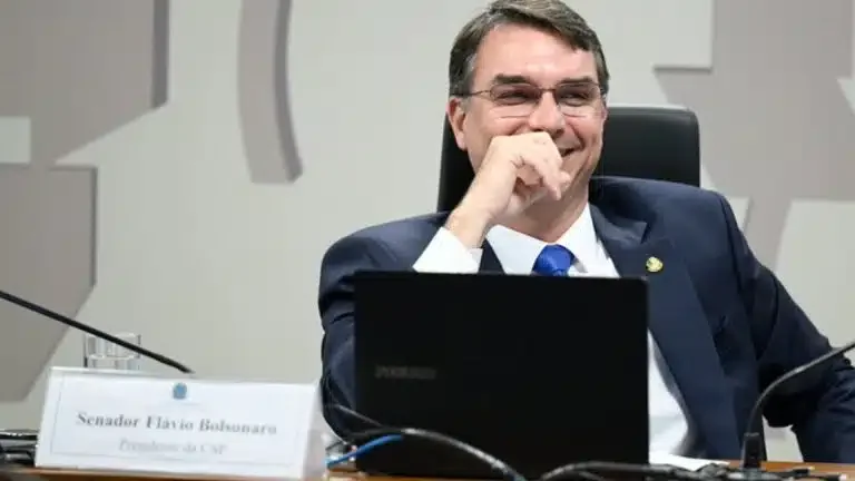 Flávio Bolsonaro pede sinceras desculpas a Michelle