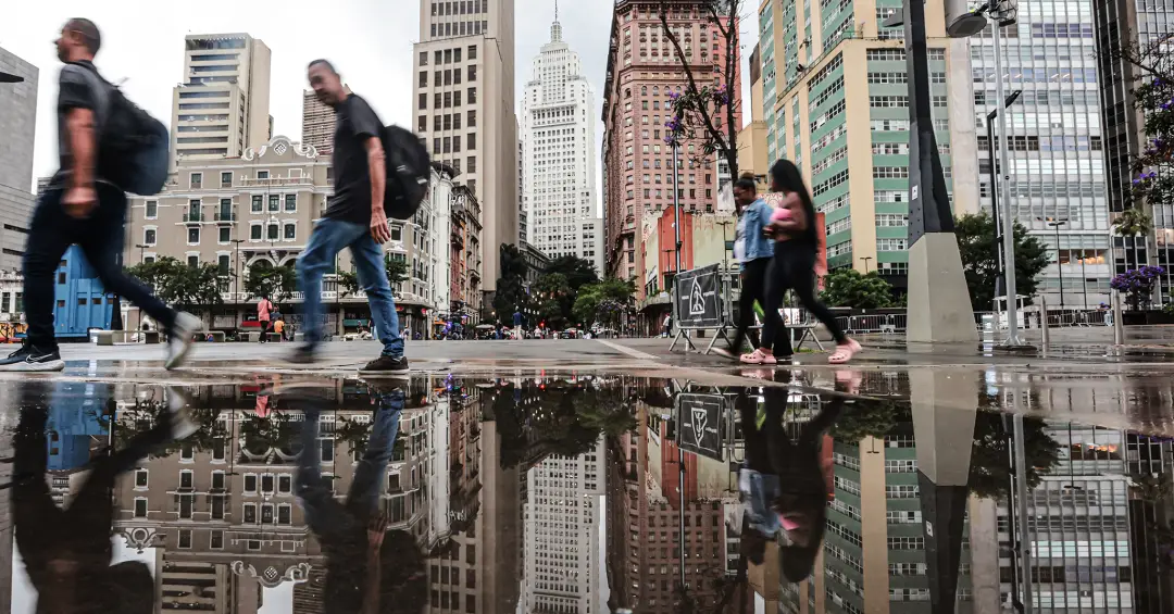 São Paulo enfrenta manhã fria e promete garoa e aumento de temperatura à tarde