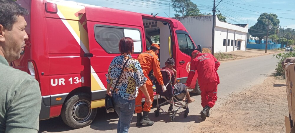 Jaru: Idoso de 84 anos cai enquanto empurrava bicicleta e é socorrido pelo Corpo de Bombeiros