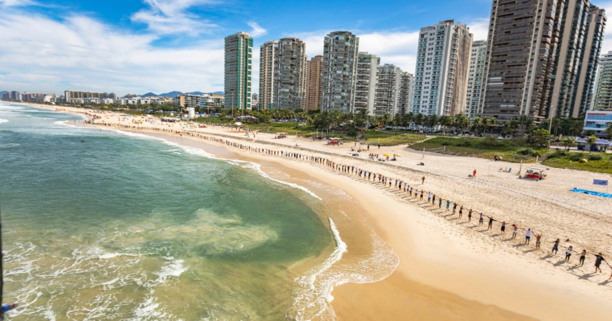 Homem desaparece após mergulhar no mar em praia no RJ