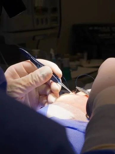 Acusada de lesões estéticas, dentista é proibida de atuar em RO