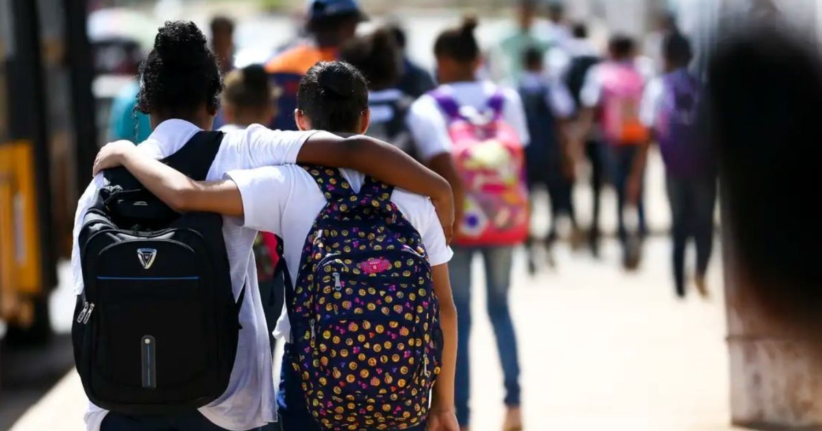 Reprovação de alunos no ensino médio cai 62% em três anos, diz MEC