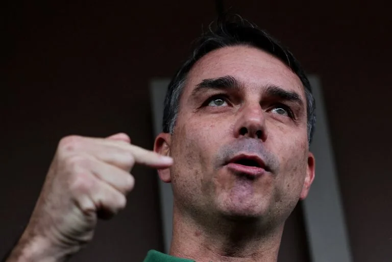 PF conclui que Flávio cometeu calúnia contra Lula